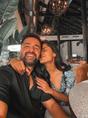 Karthika Nair Instagram - Too lazy to make any cute reels so here's some super random photo dump🥂
Here's to making each other glow as we grow...
Thank you to all the special souls in our life for being part of our fairytale journey💖✨🧿

2 years since #rohitchedkat