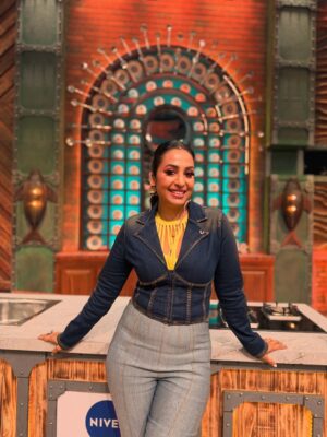 Kashmera Shah Instagram - Just another day on #laughterchefs watch every Saturday and Sunday night at 9 PM only on Colors TV and Jio  @colorstv @jiohotstar make up by @shawnsmakeovers styling by @stylingbyvictor