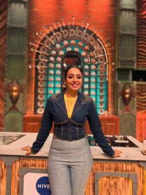 Kashmera Shah Instagram - Just another day on #laughterchefs watch every Saturday and Sunday night at 9 PM only on Colors TV and Jio  @colorstv @jiohotstar make up by @shawnsmakeovers styling by @stylingbyvictor
