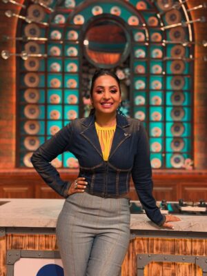 Kashmera Shah Instagram - Just another day on #laughterchefs watch every Saturday and Sunday night at 9 PM only on Colors TV and Jio  @colorstv @jiohotstar make up by @shawnsmakeovers styling by @stylingbyvictor