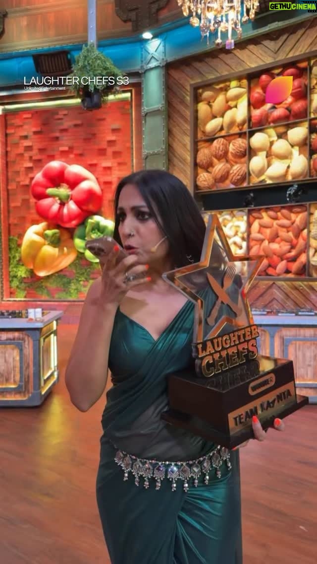 Kashmera Shah - 213.6K Likes - Jab jeet haath mein ho, toh dance thoda extra ho hi jaata hai. 🤭🏆 

Dekhiye #LaughterChefs- Unlimited Entertainment season 3, har Sat-Sun, 9 baje, sirf #Colors aur @JioHotstar par.

@kashmera1