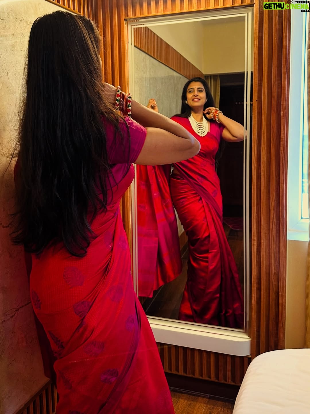 Kasthuri Shankar - 9.7K Likes - Mirror mirror on the wall .....

Photos :  @manick.vijayaragavan