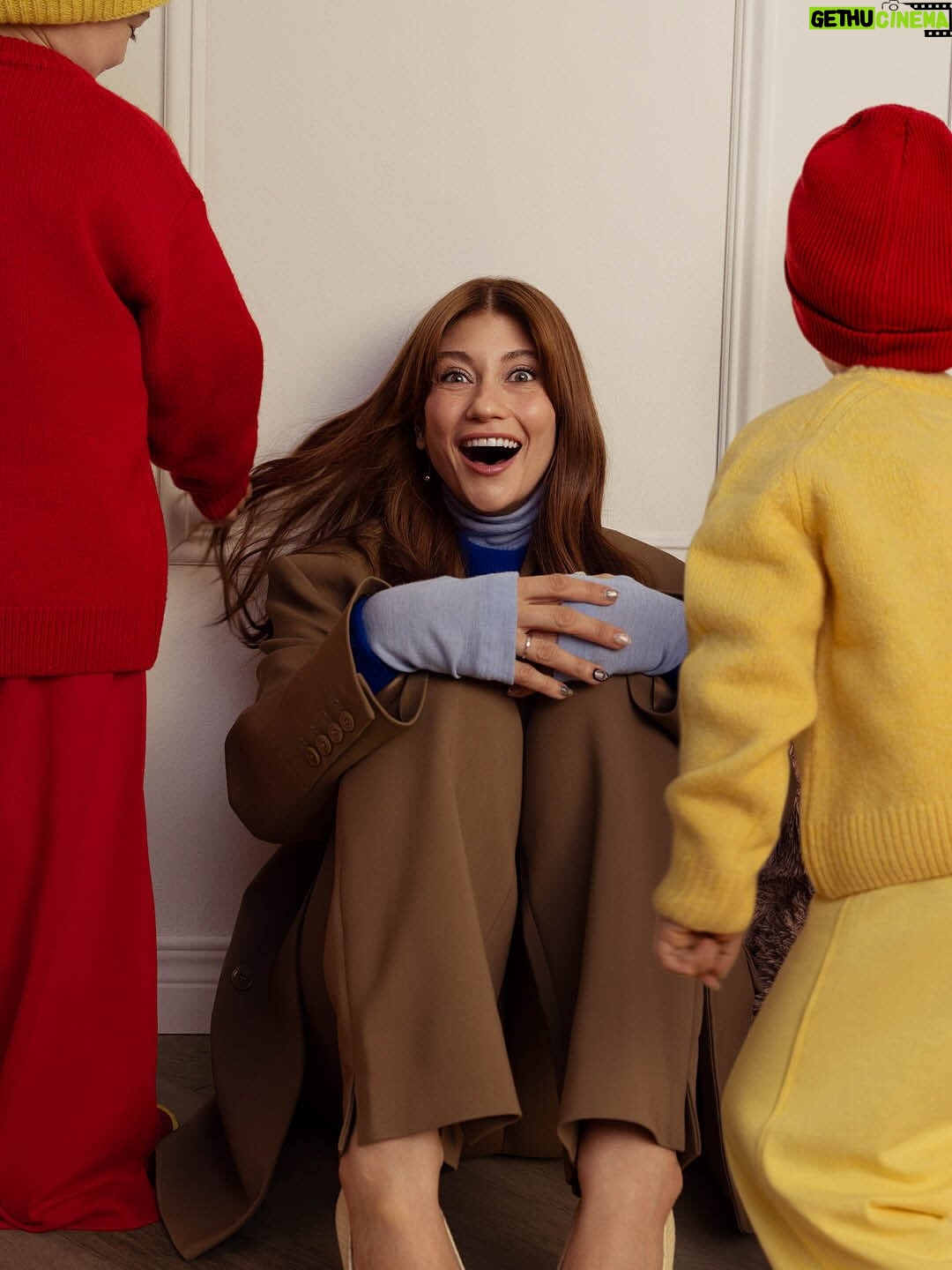 Katherine Levac - 10.7K Likes - Une initiative aussi touchante que nécessaire que cette édition du @magazine_vero sur les différents modèles familiaux. 

Reconnaissante et choyée d’avoir pu partager ce moment de discussions et de couches pleines de caca de lait, genre c’est même pas encore du vrai caca, avec mon ami mannequin @phoenixantoine que j’admire et j’affectionne.

La parentalité, si intime et universelle, ça nous chamboule d’amour et de défis. Je vais jamais arrêter d’en revenir, ni d’en parler, sorry hihi. 🦖

Photos : @andreanne_gauthier 
Styliste : @vangiroux
Mise en beauté et coiffure: @etiberger
Ongles : @nails_byelliek 
Rédactrice en chef : @theo_dc
Cheffe de contenu culture: @lauriedup
Directrice artistique : @mariemichele_leduc
Entrevue : @villeneuveemilie 
Cheffe de contenu style: @sostlo