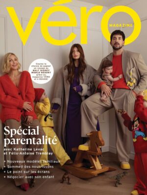 Katherine Levac Instagram - Une initiative aussi touchante que nécessaire que cette édition du @magazine_vero sur les différents modèles familiaux. 

Reconnaissante et choyée d’avoir pu partager ce moment de discussions et de couches pleines de caca de lait, genre c’est même pas encore du vrai caca, avec mon ami mannequin @phoenixantoine que j’admire et j’affectionne.

La parentalité, si intime et universelle, ça nous chamboule d’amour et de défis. Je vais jamais arrêter d’en revenir, ni d’en parler, sorry hihi. 🦖

Photos : @andreanne_gauthier 
Styliste : @vangiroux
Mise en beauté et coiffure: @etiberger
Ongles : @nails_byelliek 
Rédactrice en chef : @theo_dc
Cheffe de contenu culture: @lauriedup
Directrice artistique : @mariemichele_leduc
Entrevue : @villeneuveemilie 
Cheffe de contenu style: @sostlo