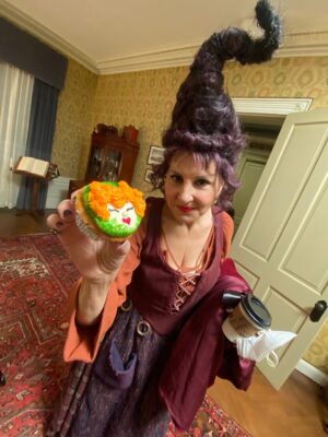 Kathy Najimy Instagram - Trick or Treeeeeat!