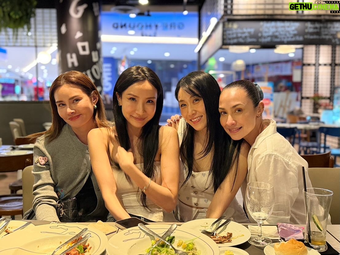 Katreeya English - 1.1K Likes - Dinner together a couple of days before New Years☺️ 24 years and our friendship and our bond, is still as strong, if not stronger, as ever!!🥰 Love you my sisters, always and forever!!❤️🫶🏻 Wish you were here @jennyavafah !! We miss you so much!! ❤️ Happy New Year everyone!!🎉🎁🫶🏻 #2002ratree #2002ratreeforever #2002ราตรี  #bbfs #happyvibes