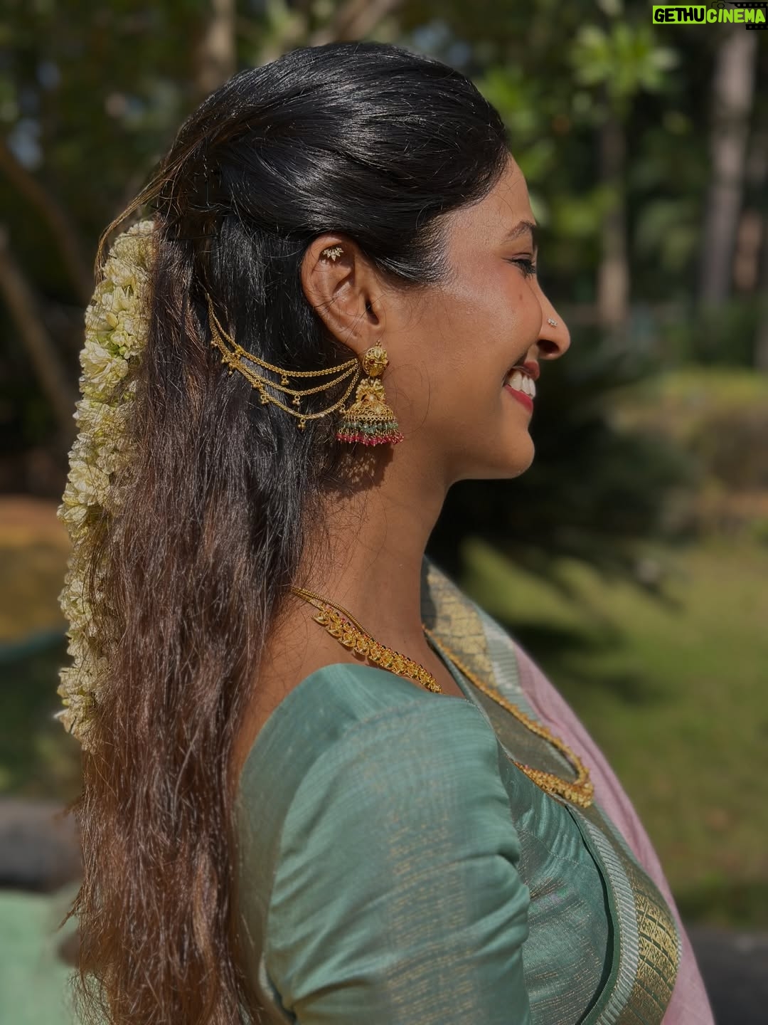 Keerthi Pandian - 168.9K Likes - Pongal in #Erode ♥️ 

Best 📸 @ashokselvan 

#pink #saree #village #thottam