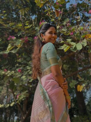 Keerthi Pandian Instagram - Pongal in #Erode ♥️ 

Best 📸 @ashokselvan 

#pink #saree #village #thottam