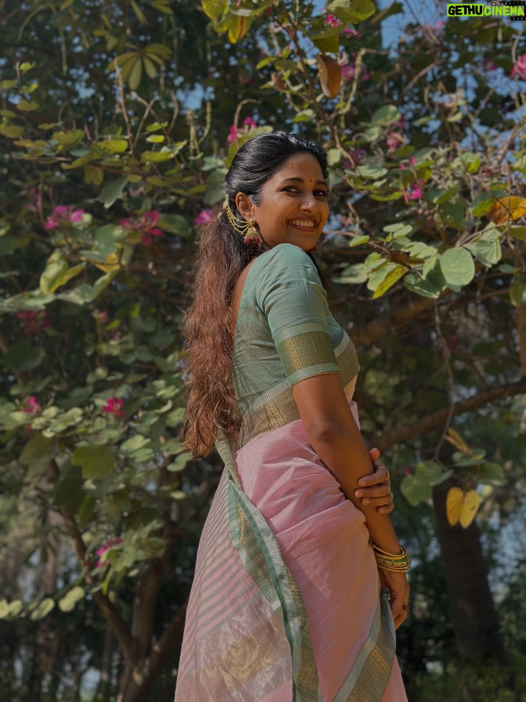 Keerthi Pandian - 168.9K Likes - Pongal in #Erode ♥️ 

Best 📸 @ashokselvan 

#pink #saree #village #thottam