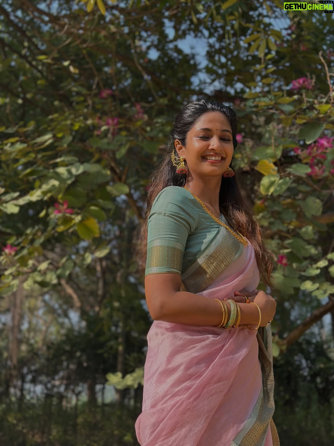 Keerthi Pandian - 168.9K Likes - Pongal in #Erode ♥️ 

Best 📸 @ashokselvan 

#pink #saree #village #thottam