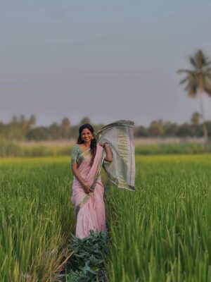 Keerthi Pandian Instagram - Pongal in #Erode ♥️ 

Best 📸 @ashokselvan 

#pink #saree #village #thottam