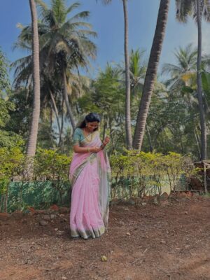 Keerthi Pandian Instagram - Pongal in #Erode ♥️ 

Best 📸 @ashokselvan 

#pink #saree #village #thottam