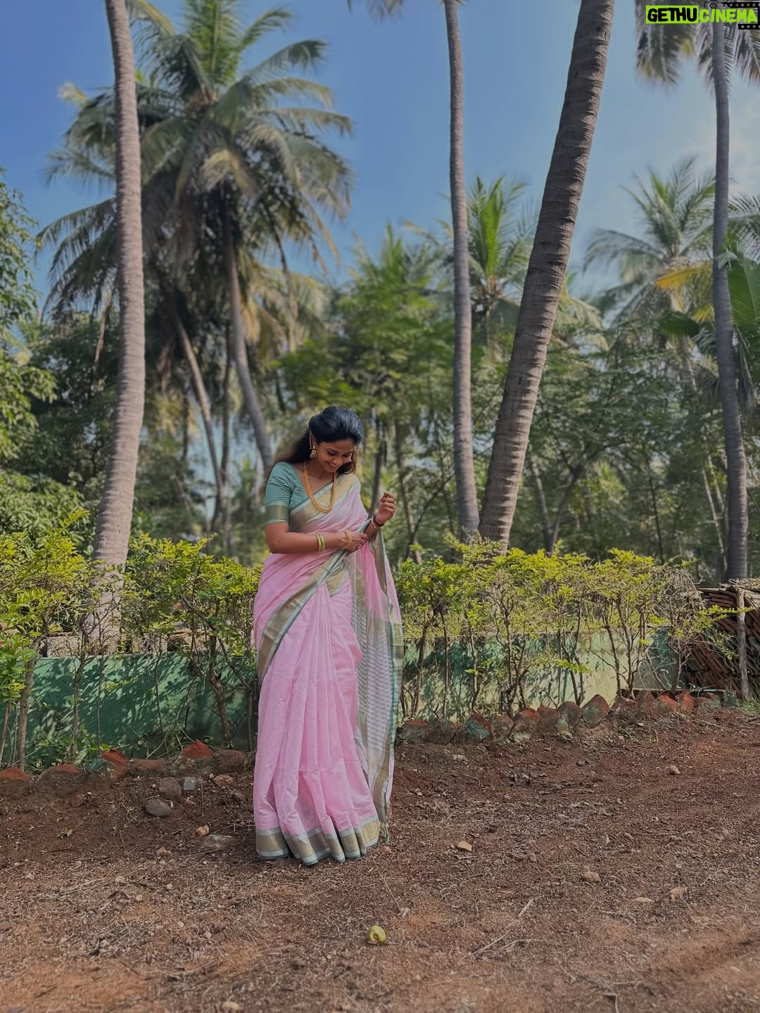 Keerthi Pandian - 168.9K Likes - Pongal in #Erode ♥️ 

Best 📸 @ashokselvan 

#pink #saree #village #thottam