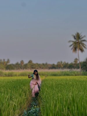Keerthi Pandian Instagram - Pongal in #Erode ♥️ 

Best 📸 @ashokselvan 

#pink #saree #village #thottam