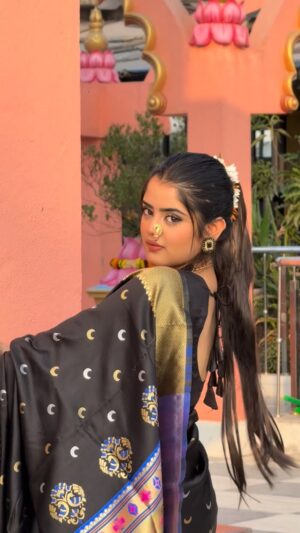 Ketaki Kulkarni Instagram - Happy Makar Sankrant Everyone 🖤✨
तीळ गूळ घ्या आणि गोड गोड बोला 🤭

[Sankrant, makarsankrant, uttaran, tilgul ghya, black, black lover, black saree, saree, kite, kite festival , festival, festive look, gujarat, maharashtra, marathi mulgi, marathi actress, actress, ketaki kulkarni ]
#makarsankranti #trendingreels #ketakikulkarni #zeemarathi makarsankranti2025