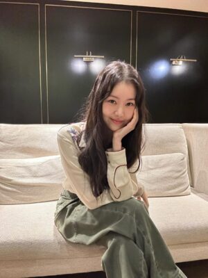 Kim Ye-won Instagram - 보구싶을 거예요 정말루🫶🏻

여러분의 사랑으로
만개했던 환승연애4 🌼
시즌4를 회상하며 5와의 재회를 기대해주세요 :)

(근데 아직 특별의 22회가 남았답니다 오예 :p🤍)

#환승연애4 #환승연애온더캔버스🎨
@tving.official ⏳⌛️❤️‍🔥