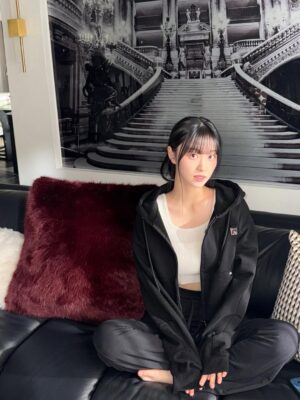 Kim Yi-kyeong Instagram - 너네 집 좋다 백아진? #dearx #친애하는x