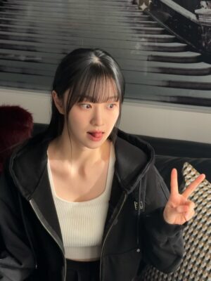 Kim Yi-kyeong Instagram - 너네 집 좋다 백아진? #dearx #친애하는x