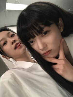 Kim Yi-kyeong Instagram - 사실은 백아진 껌딱지 #친애하는x
