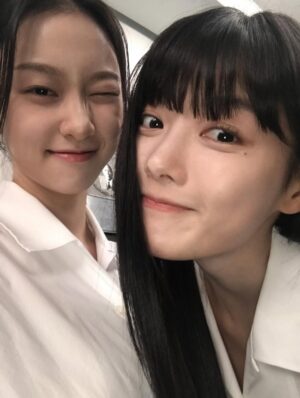 Kim Yi-kyeong Instagram - 사실은 백아진 껌딱지 #친애하는x