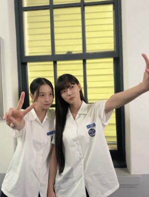 Kim Yi-kyeong Instagram - 사실은 백아진 껌딱지 #친애하는x