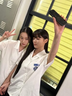 Kim Yi-kyeong Instagram - 사실은 백아진 껌딱지 #친애하는x