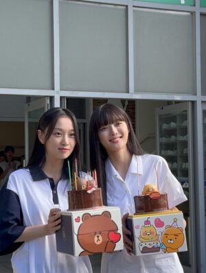 Kim Yi-kyeong Instagram - 사실은 백아진 껌딱지 #친애하는x