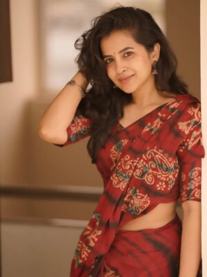 Komalee Prasad Instagram - Me , you and a 90's playlist ??!! 🎻🍁♥️🌹

📸 @camerasenthil ♥️

#nomakeup #nofilter #chennai