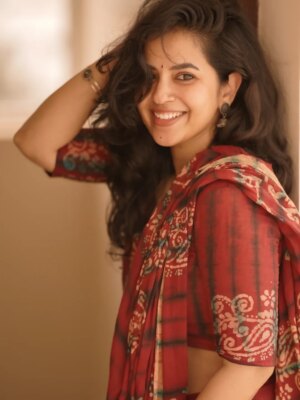 Komalee Prasad Instagram - Me , you and a 90's playlist ??!! 🎻🍁♥️🌹

📸 @camerasenthil ♥️

#nomakeup #nofilter #chennai