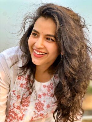 Komalee Prasad Instagram - Mood - happy kanne pilla 🦋🎵♥️🌻

#goldenhourglow☀️✨