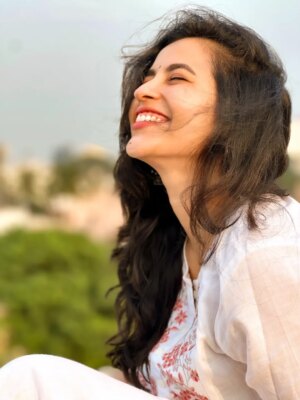 Komalee Prasad Instagram - Mood - happy kanne pilla 🦋🎵♥️🌻

#goldenhourglow☀️✨