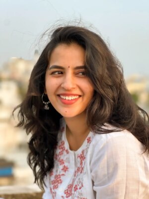 Komalee Prasad Instagram - Mood - happy kanne pilla 🦋🎵♥️🌻

#goldenhourglow☀️✨