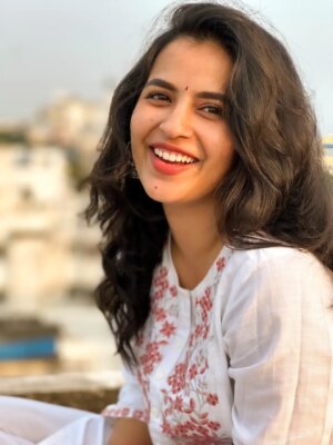 Komalee Prasad Instagram - Mood - happy kanne pilla 🦋🎵♥️🌻

#goldenhourglow☀️✨