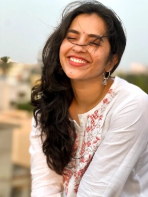 Komalee Prasad Instagram - Mood - happy kanne pilla 🦋🎵♥️🌻

#goldenhourglow☀️✨