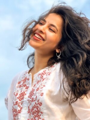 Komalee Prasad Instagram - Mood - happy kanne pilla 🦋🎵♥️🌻

#goldenhourglow☀️✨