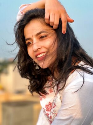 Komalee Prasad Instagram - Mood - happy kanne pilla 🦋🎵♥️🌻

#goldenhourglow☀️✨