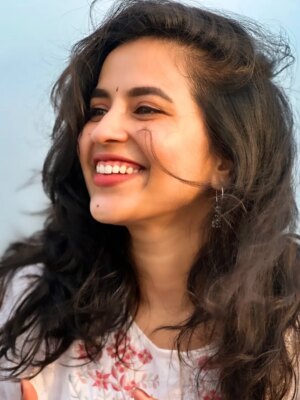 Komalee Prasad Instagram - Mood - happy kanne pilla 🦋🎵♥️🌻

#goldenhourglow☀️✨