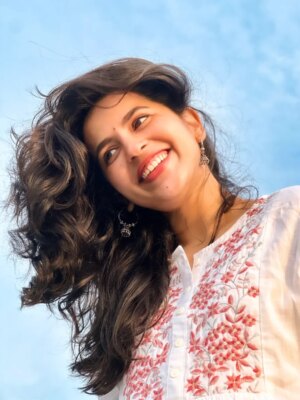 Komalee Prasad Instagram - Mood - happy kanne pilla 🦋🎵♥️🌻

#goldenhourglow☀️✨