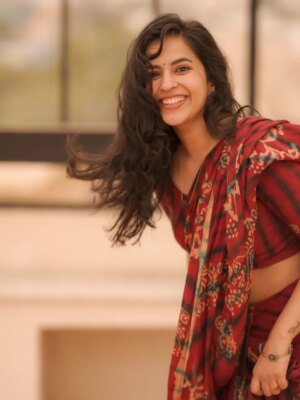 Komalee Prasad Instagram - Me , you and a 90's playlist ??!! 🎻🍁♥️🌹

📸 @camerasenthil ♥️

#nomakeup #nofilter #chennai
