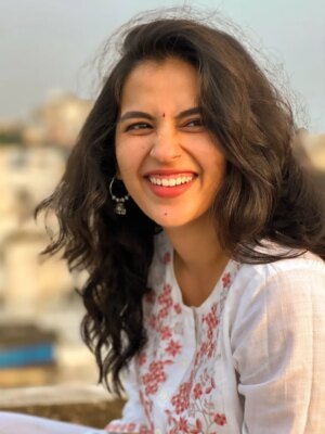 Komalee Prasad Instagram - Mood - happy kanne pilla 🦋🎵♥️🌻

#goldenhourglow☀️✨