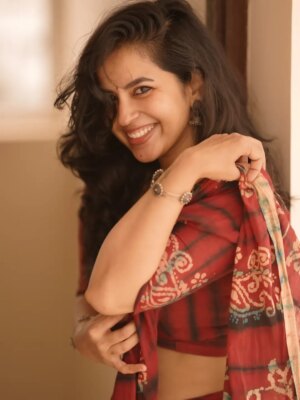 Komalee Prasad Instagram - Me , you and a 90's playlist ??!! 🎻🍁♥️🌹

📸 @camerasenthil ♥️

#nomakeup #nofilter #chennai
