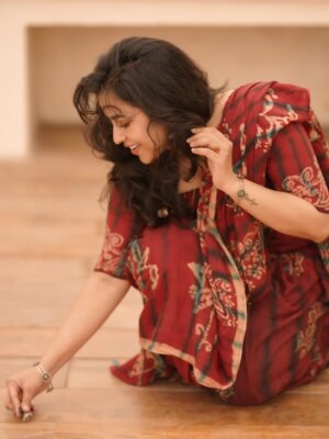 Komalee Prasad Instagram - Me , you and a 90's playlist ??!! 🎻🍁♥️🌹

📸 @camerasenthil ♥️

#nomakeup #nofilter #chennai