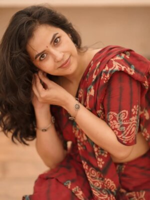 Komalee Prasad Instagram - Me , you and a 90's playlist ??!! 🎻🍁♥️🌹

📸 @camerasenthil ♥️

#nomakeup #nofilter #chennai