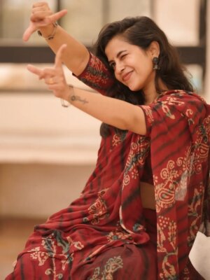 Komalee Prasad Instagram - Me , you and a 90's playlist ??!! 🎻🍁♥️🌹

📸 @camerasenthil ♥️

#nomakeup #nofilter #chennai