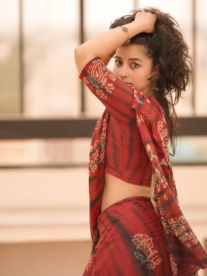 Komalee Prasad Instagram - Me , you and a 90's playlist ??!! 🎻🍁♥️🌹

📸 @camerasenthil ♥️

#nomakeup #nofilter #chennai
