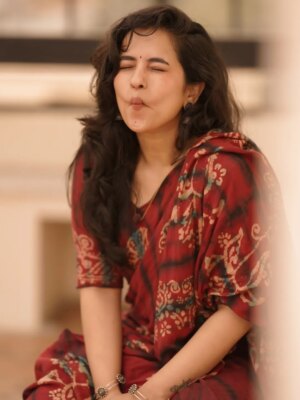 Komalee Prasad Instagram - Me , you and a 90's playlist ??!! 🎻🍁♥️🌹

📸 @camerasenthil ♥️

#nomakeup #nofilter #chennai