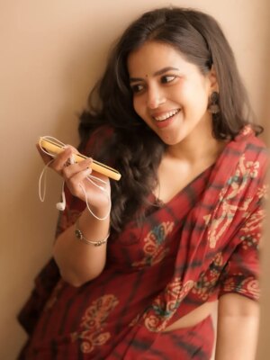 Komalee Prasad Instagram - Me , you and a 90's playlist ??!! 🎻🍁♥️🌹

📸 @camerasenthil ♥️

#nomakeup #nofilter #chennai