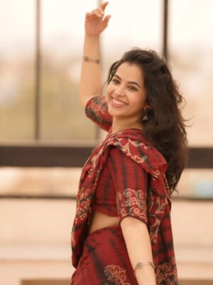 Komalee Prasad Instagram - Me , you and a 90's playlist ??!! 🎻🍁♥️🌹

📸 @camerasenthil ♥️

#nomakeup #nofilter #chennai