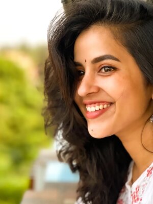 Komalee Prasad Instagram - Mood - happy kanne pilla 🦋🎵♥️🌻

#goldenhourglow☀️✨