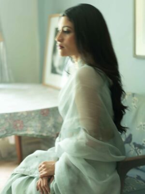 Konkona Sen Sharma Instagram - Metro… In Dino promotions on a cloudy dreamy day!

Styled by @damini_styles 
Saree: @tokreeshopjaipur 
@vermillionpromotions 
Jewellery: @anumerton 
Makeup: @seldon_makeup 
Hair: @nimishahshah210 
📸: @kannasrihari